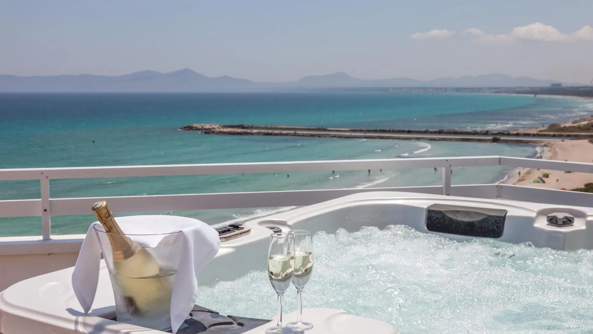 **** Hotel apartamentowy Playa Esperanza Resort Affiliated By Melia Playa de Muro  Hiszpania